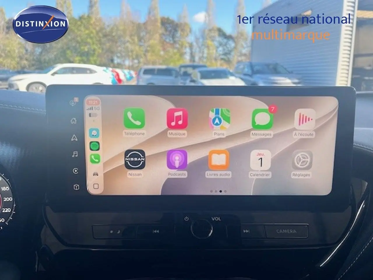 Écran tactile central du Nissan Juke 2025 bleu magnétique, affichant interface multimédia avec applications connectées.