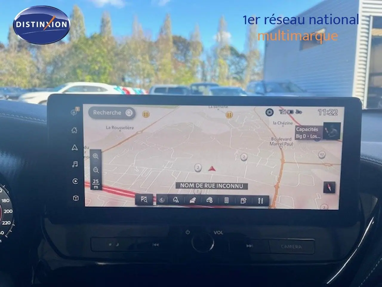 Vue intérieure centrée sur l'écran tactile du système de navigation du Nissan Juke bleu magnétique 2025.