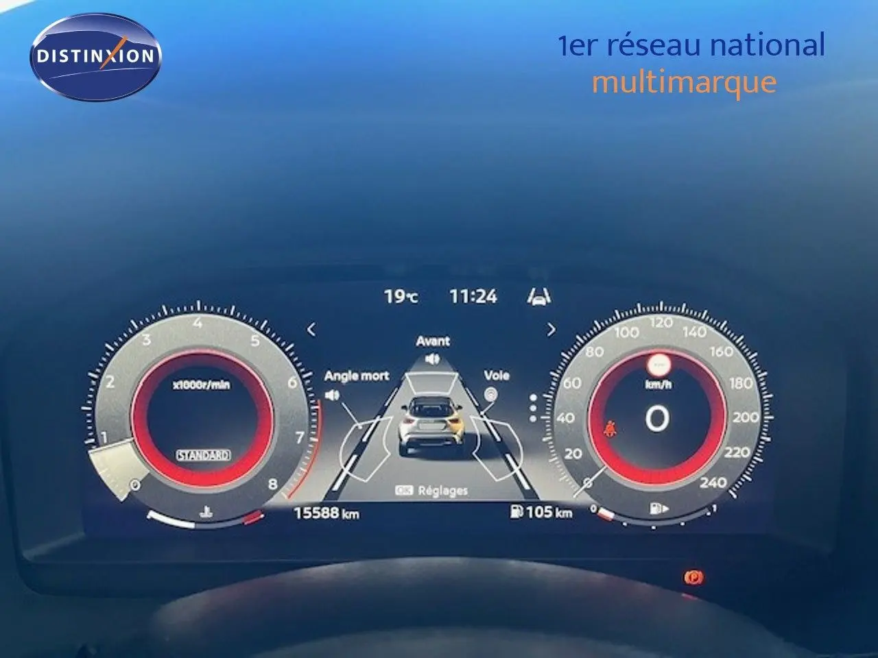 Tableau de bord numérique du Nissan Juke bleu magnétique, affichage central avec compte-tours et vitesse à 0 km/h.