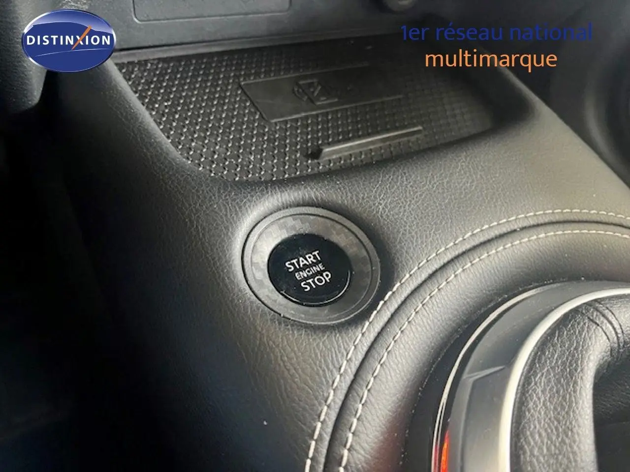 Bouton Start/Stop moteur sur console en cuir noir avec surpiqûres, intérieur du Nissan Juke DIG-T 114CH Tekna 2025.