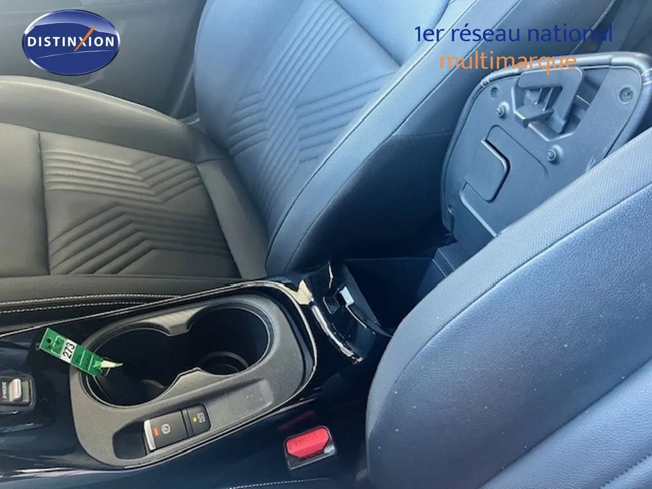 Vue rapprochée de la console centrale et des sièges en cuir noir du Nissan Juke 2025, version Tekna.