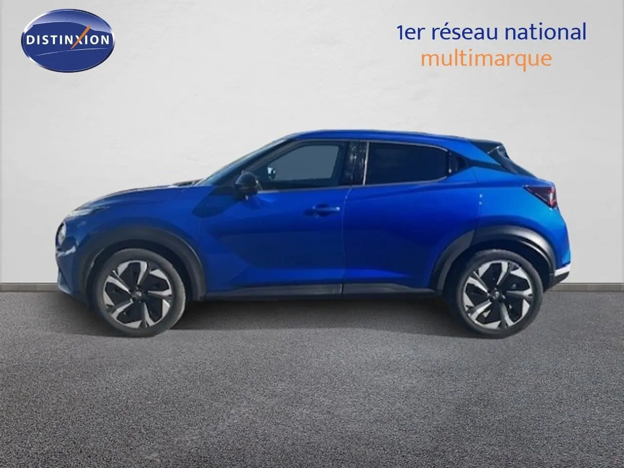 Profil latéral droit du Nissan Juke 2025 bleu magnétique métal avec jantes alliage et lignes dynamiques.