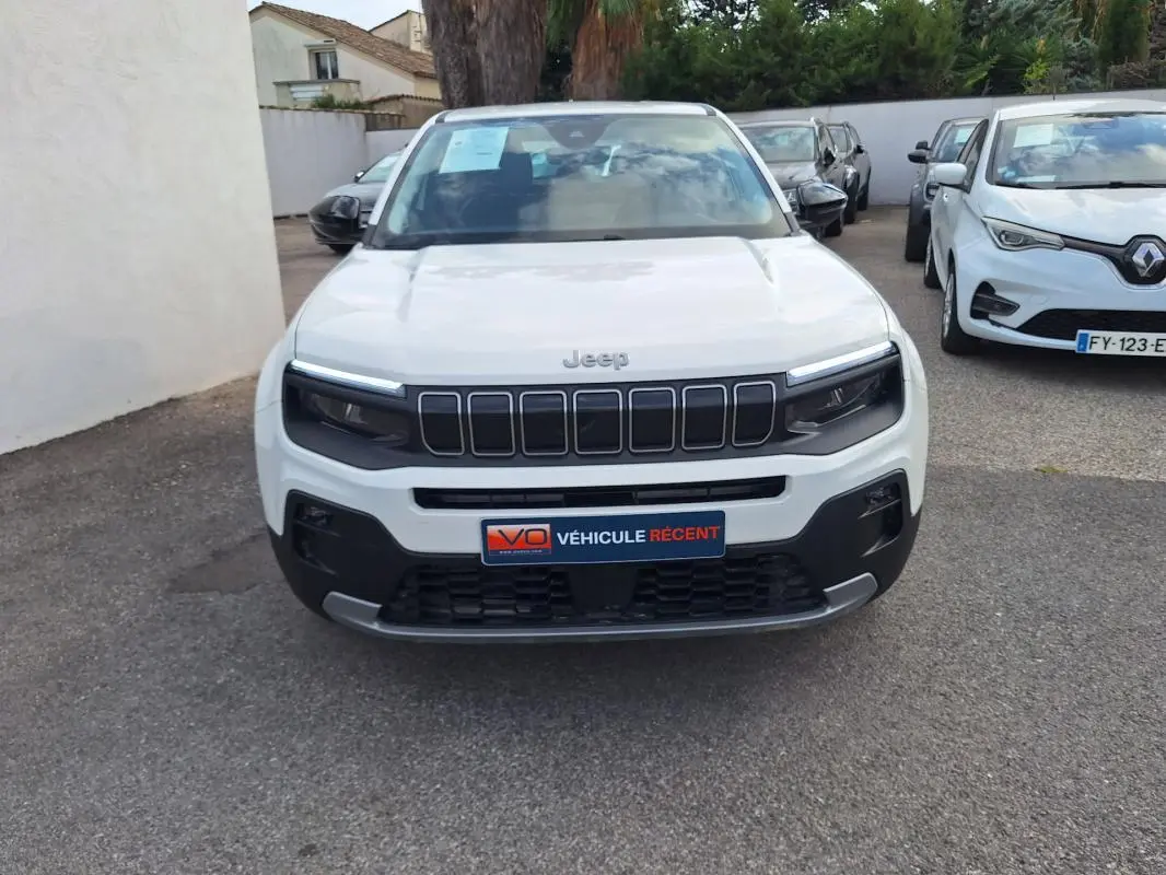 Vue avant d'un Jeep Avenger blanc 2025 avec calandre noire distinctive et phares à LED intégrés.