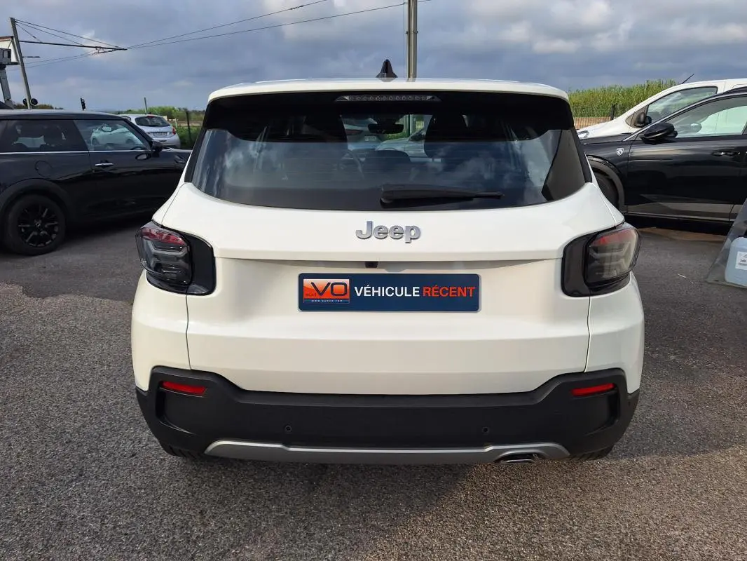 Vue arrière d'un Jeep Avenger blanc 2025 avec feux arrière fumés et plaque "Véhicule récent" visible.