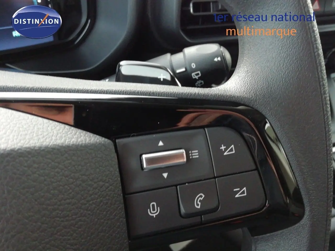 Gros plan sur les commandes au volant noir du Citroën Berlingo XL 2026, mettant en valeur les boutons multifonctions.