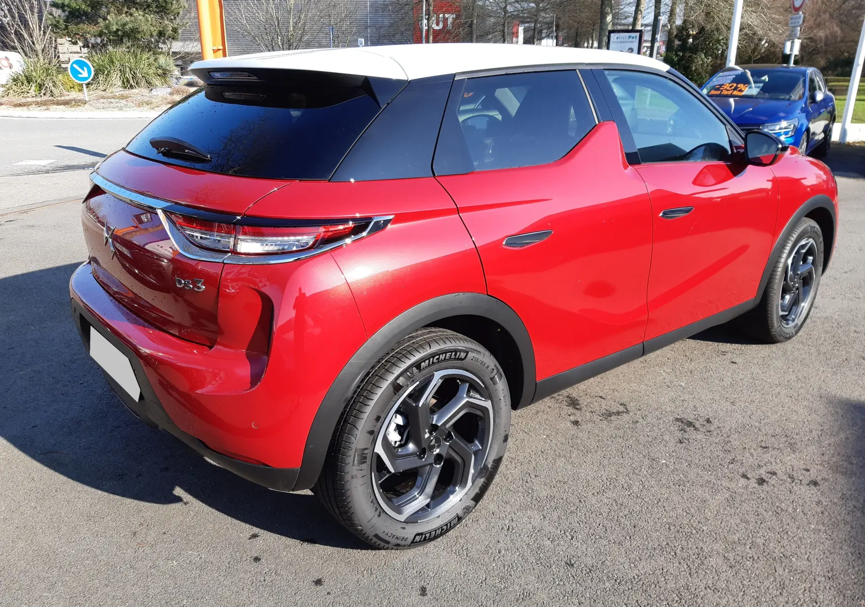 DS3 Crossback rouge métal avec toit blanc, vue 3/4 arrière droit, jantes noires et vitres teintées.