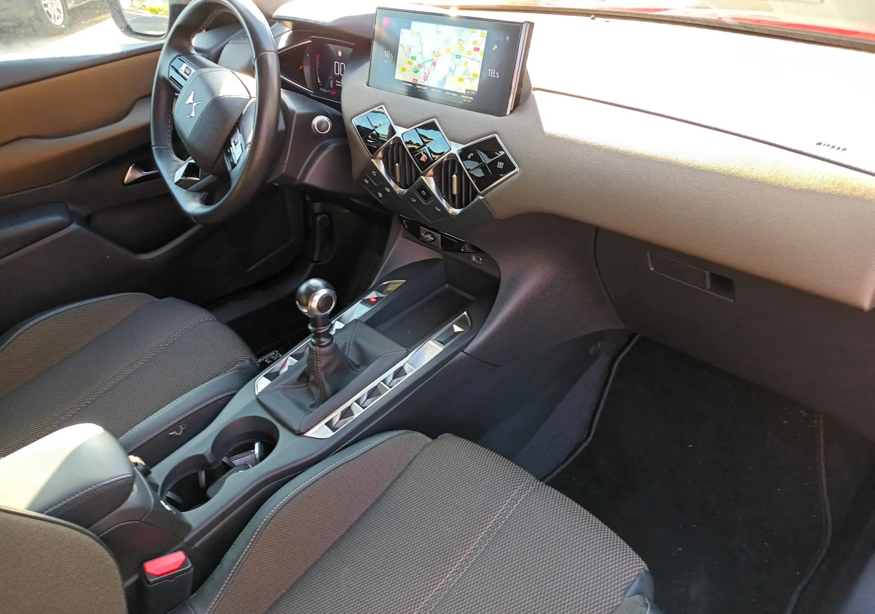 Intérieur côté conducteur de DS3 Crossback 2020, tableau de bord moderne avec écran tactile et levier de vitesse manuel.