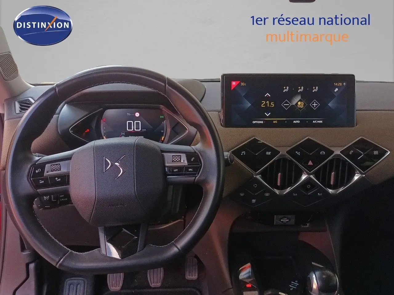 Vue intérieure centrée sur le volant DS et le tableau de bord digital du DS3 Crossback, ambiance moderne et épurée.