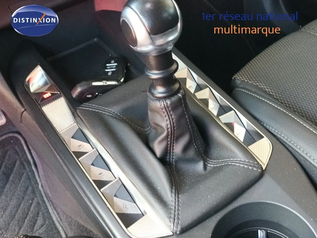 Gros plan sur la commande de la boîte manuelle et la console centrale en cuir noir du DS3 Crossback 2020.