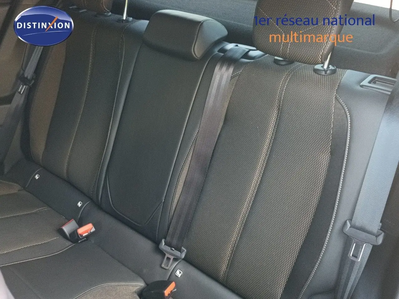 Vue rapprochée des sièges arrière en cuir noir du DS3 Crossback 2020, avec ceintures de sécurité visibles.