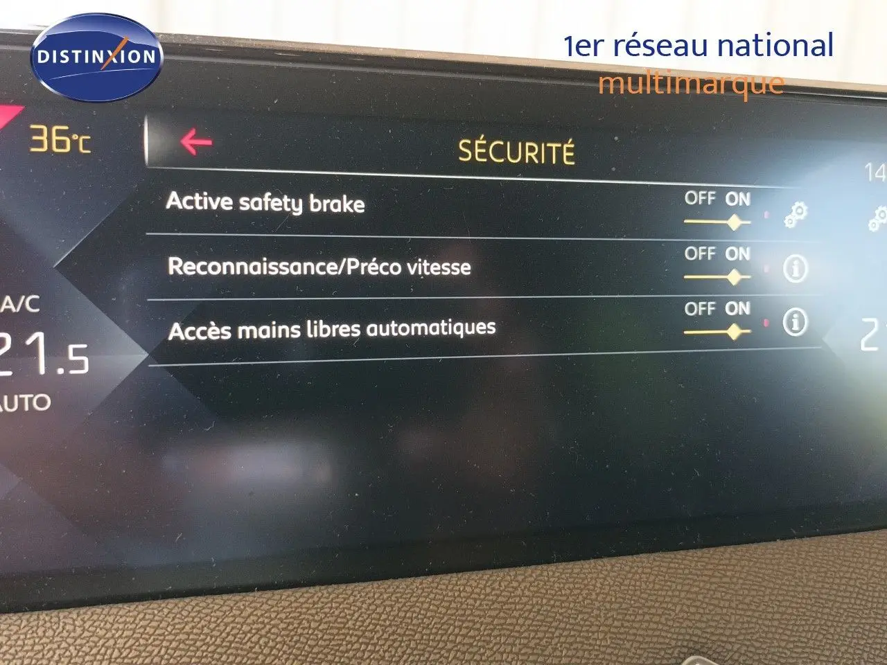 Écran tactile intérieur montrant les options de sécurité activées sur DS3 Crossback rouge métal avec toit blanc, vue rapprochée.
