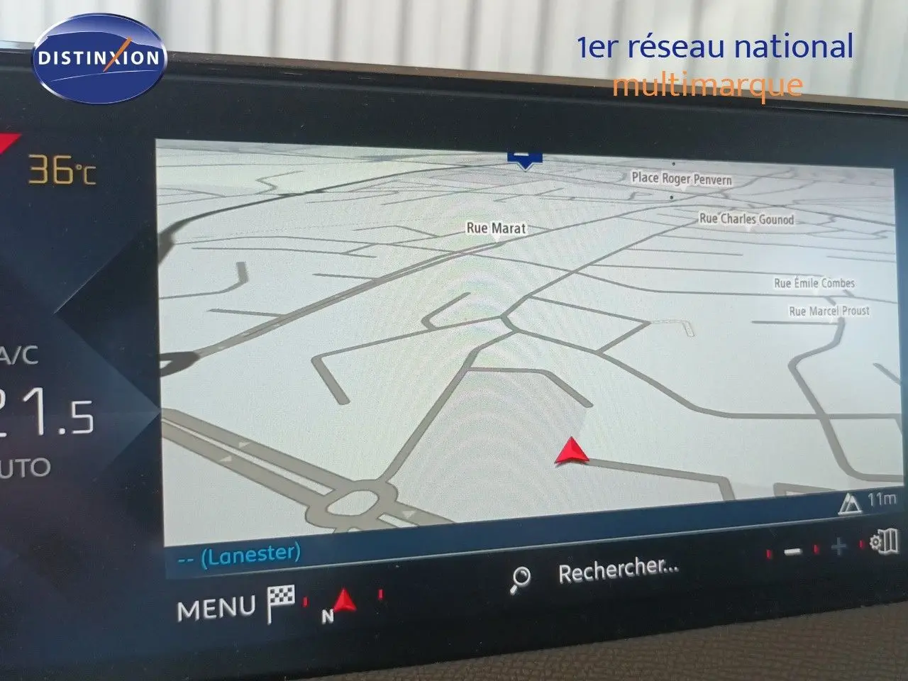 Écran de navigation intérieur du DS3 Crossback 2020, affichant une carte avec température extérieure à 36°C.