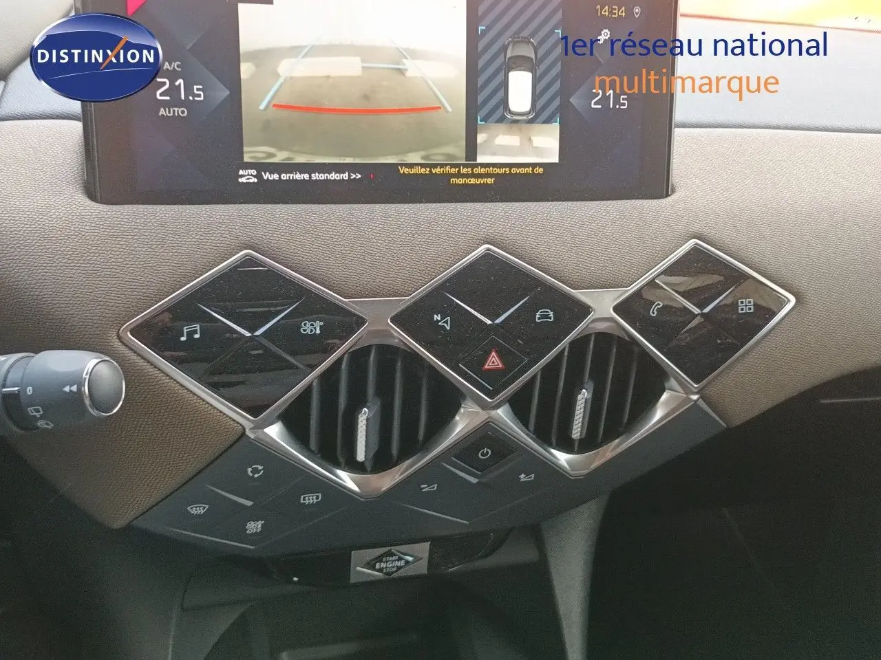 Détail du tableau de bord du DS3 Crossback 2020 montrant les commandes tactiles et la ventilation centrale.