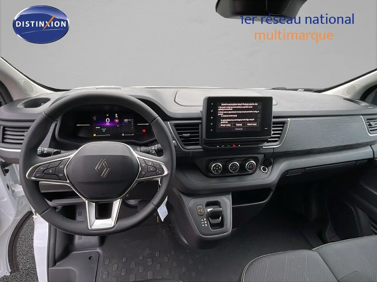 Vue intérieure frontale du tableau de bord du Renault Trafic Fourgon blanc glacier avec écran tactile et volant multifonction.