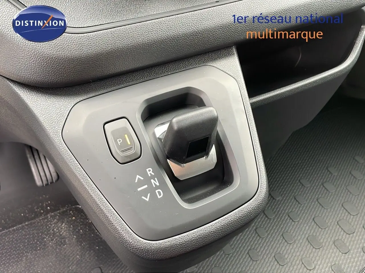 Le levier de vitesses automatique noir du Renault Trafic Fourgon L2H1 2025, avec indicateurs P, R, N, D visibles.