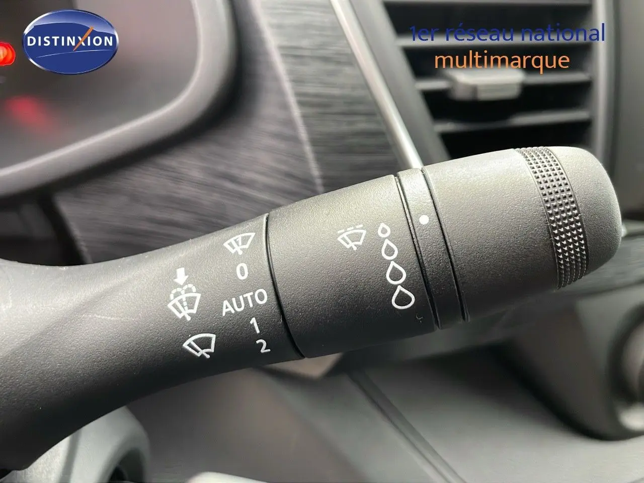 Gros plan sur la commande des essuie-glaces du Renault Trafic Fourgon blanc glacier, montrant les réglages automatiques et manuels.
