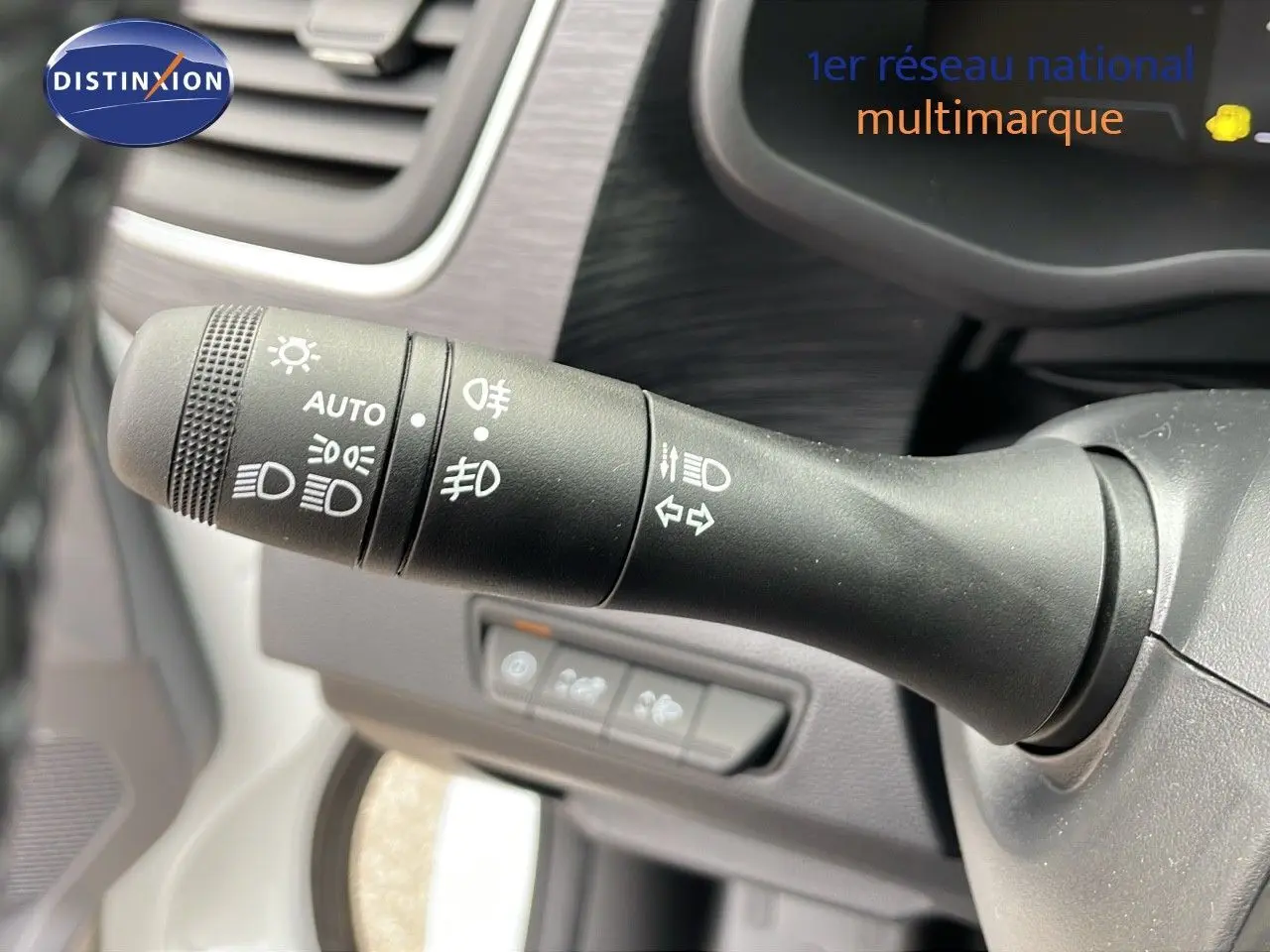 Gros plan sur la commande des phares et clignotants dans l'habitacle du Renault Trafic Fourgon blanc glacier 2025