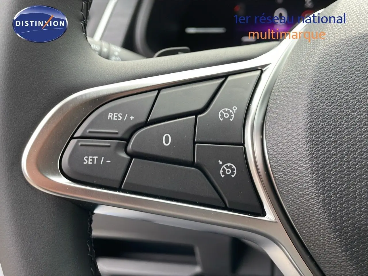 Gros plan sur les commandes de régulateur de vitesse au volant du Renault Trafic Fourgon blanc glacier 2025.