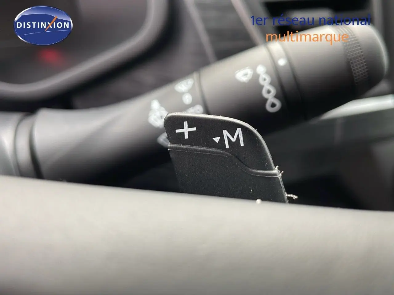 Gros plan sur la palette de changement de vitesse au volant du Renault Trafic Fourgon blanc glacier, version 2025.