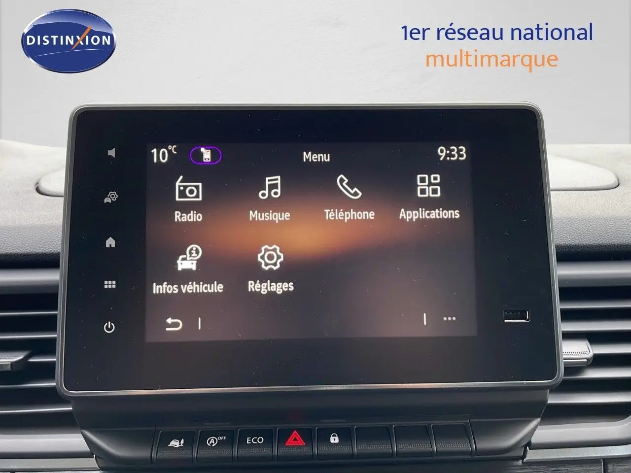 Écran tactile central du tableau de bord du Renault Trafic Fourgon blanc glacier, affichant le menu multimédia.