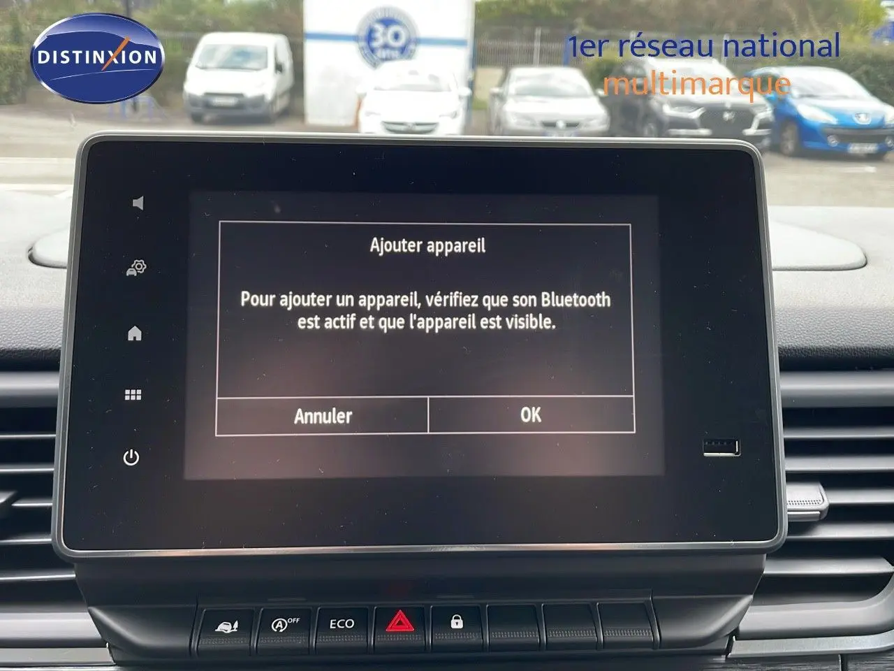 Écran tactile central du tableau de bord du Renault Trafic Fourgon blanc glacier, affichant le menu Bluetooth.