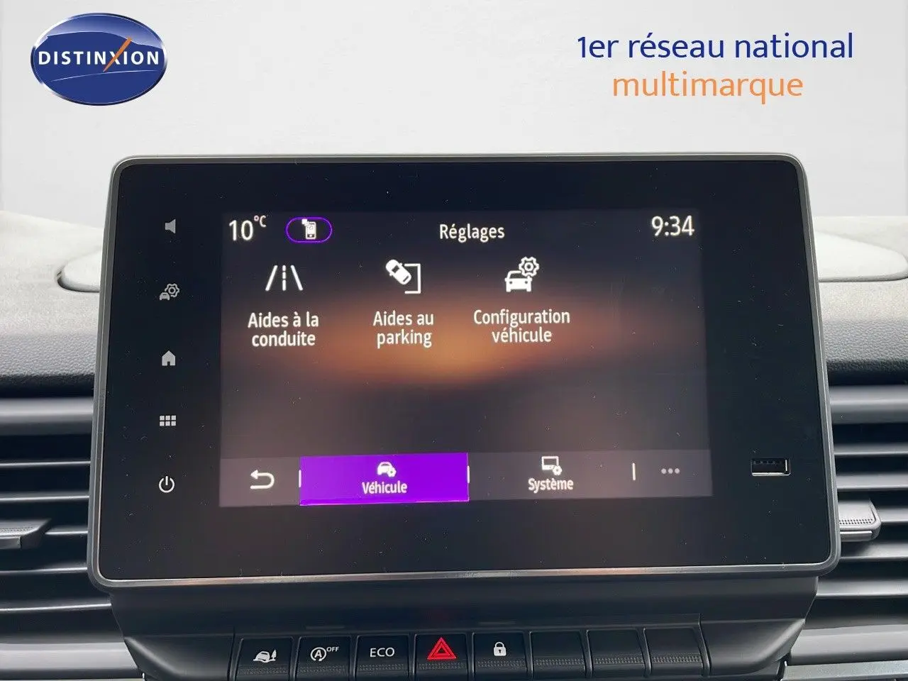 Écran tactile du tableau de bord du Renault Trafic Fourgon L2H1 2025 affichant les réglages d'aides à la conduite et parking.