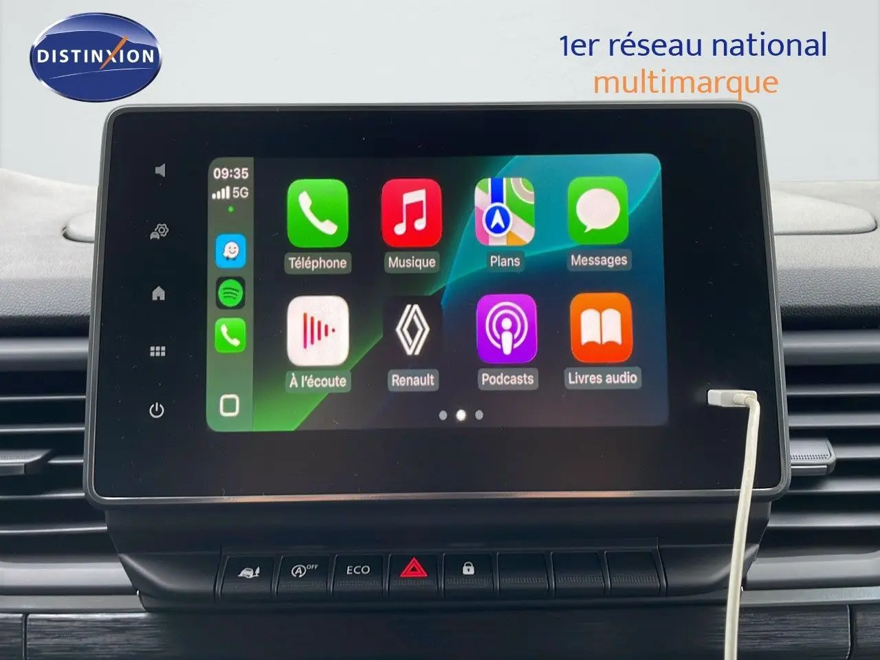 Écran tactile central du Renault Trafic Fourgon blanc glacier 2025, affichant les applications connectées.