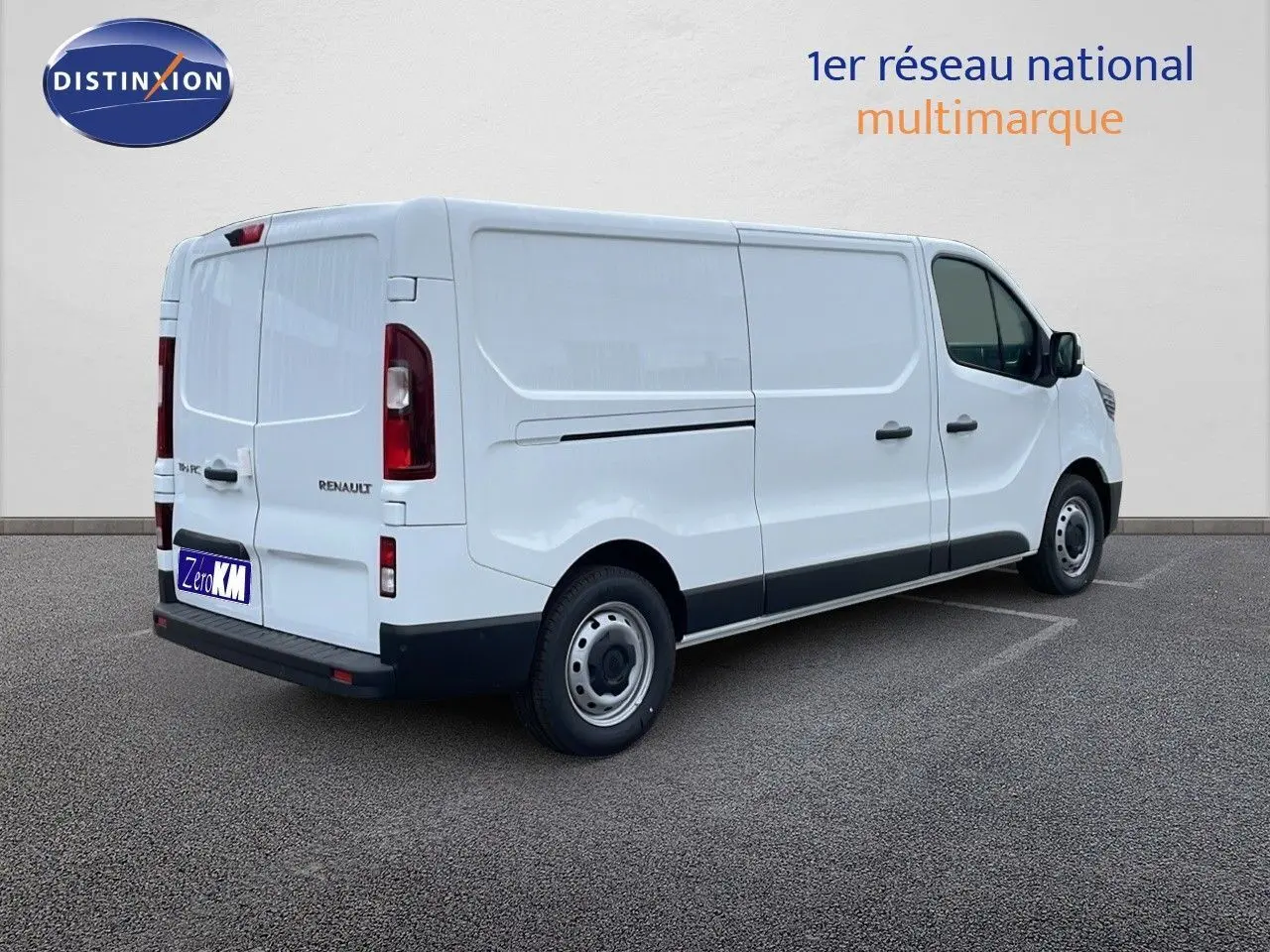 Renault Trafic Fourgon blanc glacier vu en 3/4 arrière côté droit, avec portes latérales et arrière fermées.