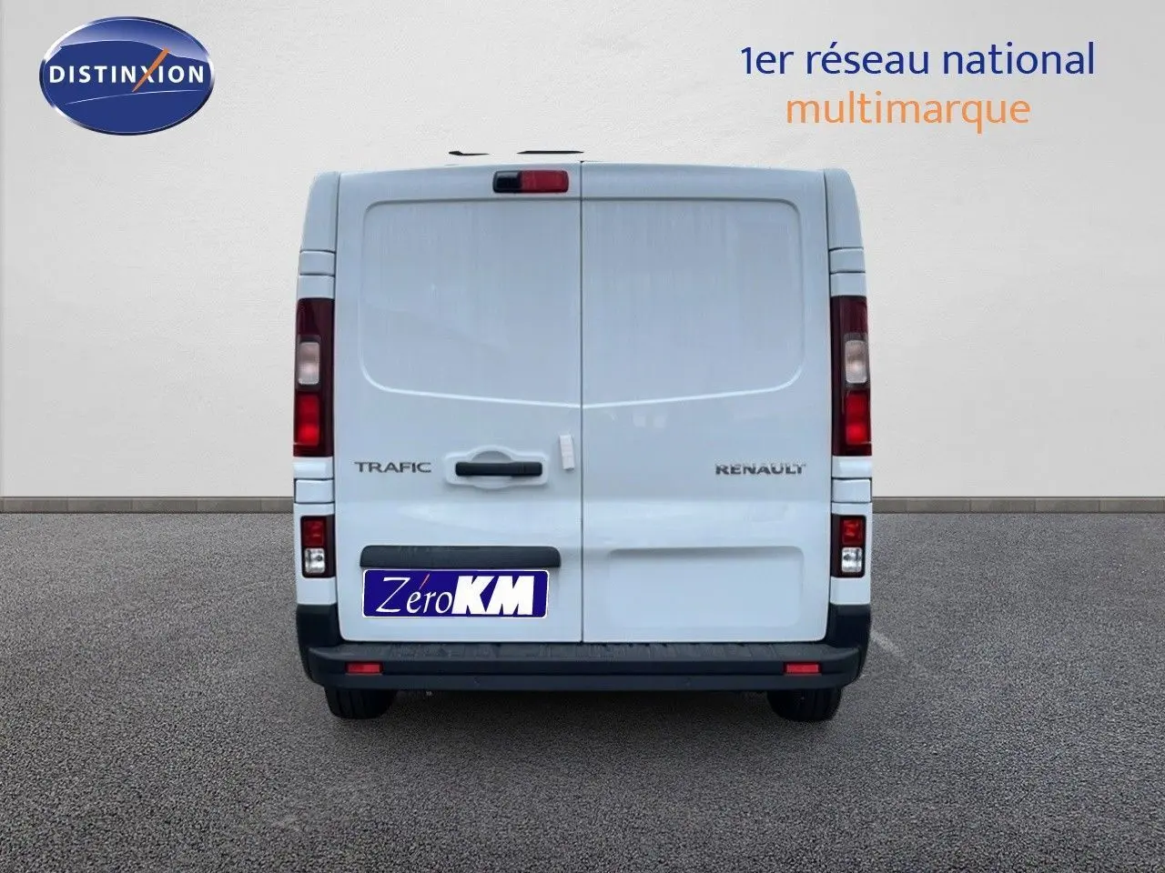 Vue arrière d'un Renault Trafic Fourgon blanc glacier avec portes battantes et feux arrière verticaux.
