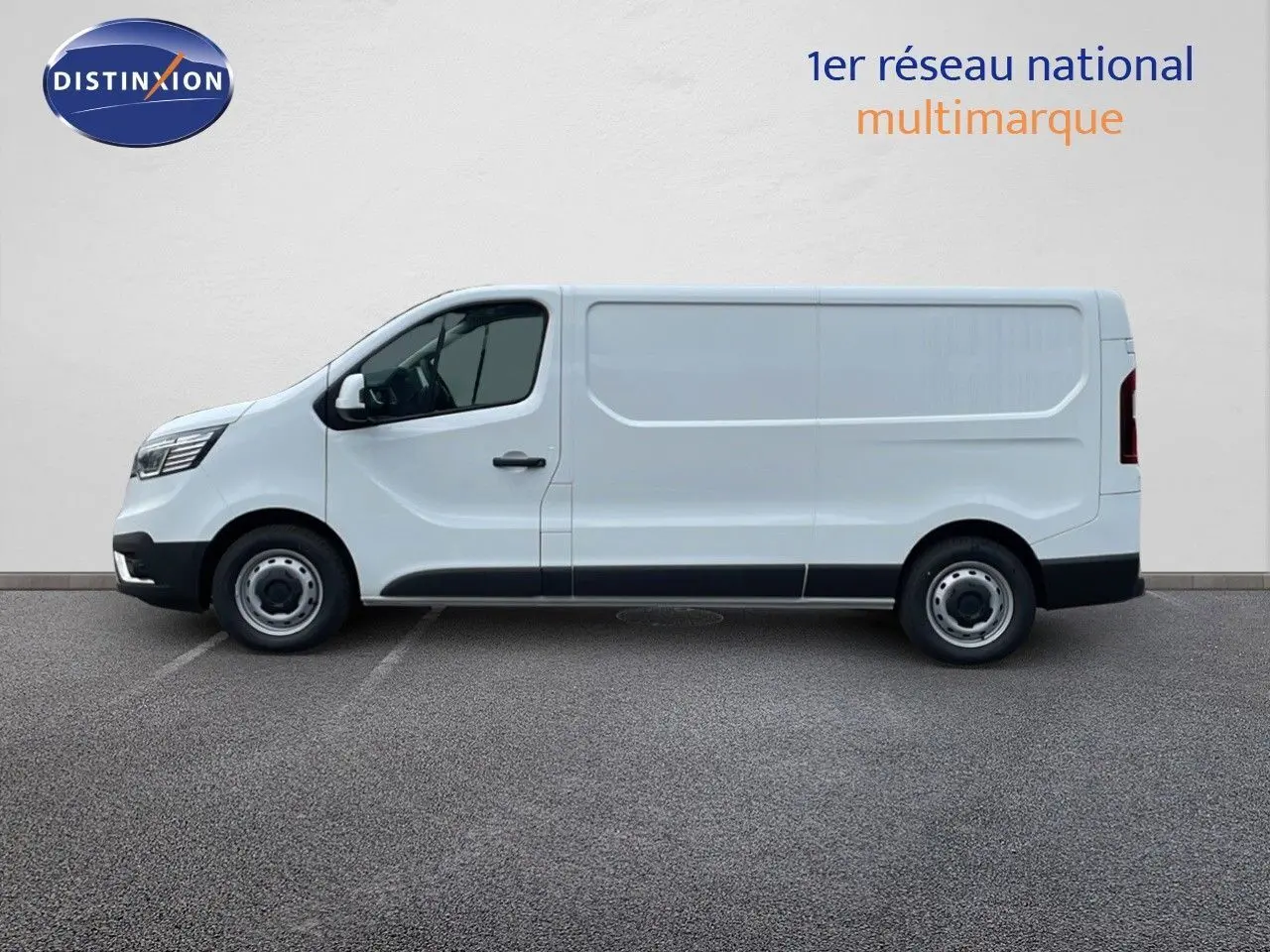 Profil côté gauche d'un utilitaire Renault Trafic blanc glacier, version L2H1, sur fond neutre avec roues acier.