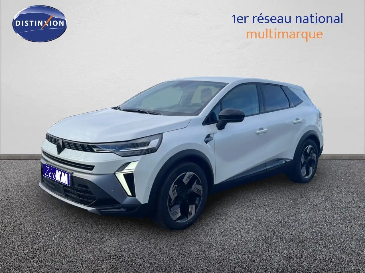 Vue 3/4 avant droite d'un Renault Symbioz blanc nacré avec calandre noire et jantes modernes bicolores.