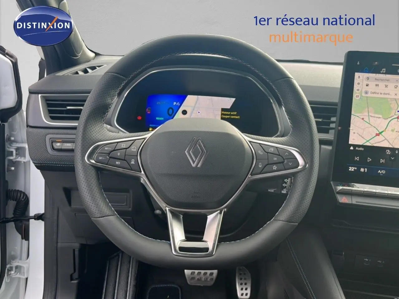 Vue intérieure centrée sur le volant noir perforé et le tableau de bord numérique d’une Renault Symbioz blanc nacré 2025.