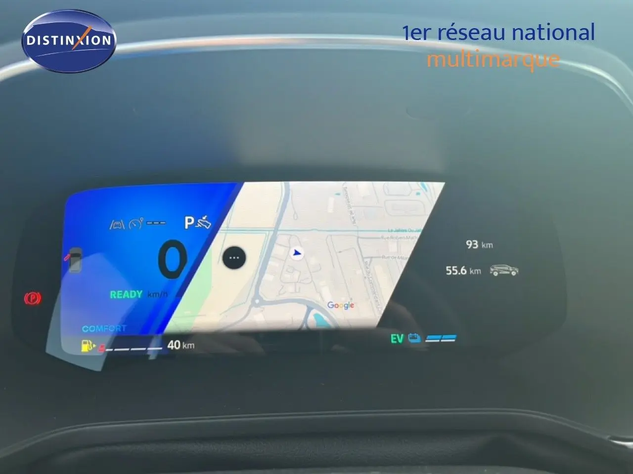 Tableau de bord numérique du Renault Symbioz blanc nacré, affichant la navigation et l'autonomie en mode hybride.