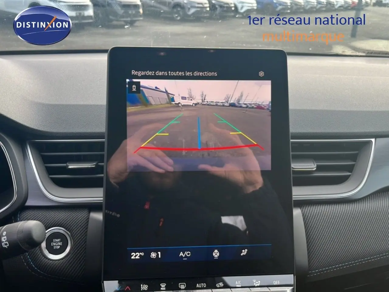 Vue intérieure sur l'écran central affichant la caméra de recul d'une Renault Symbioz blanc nacré 2025.