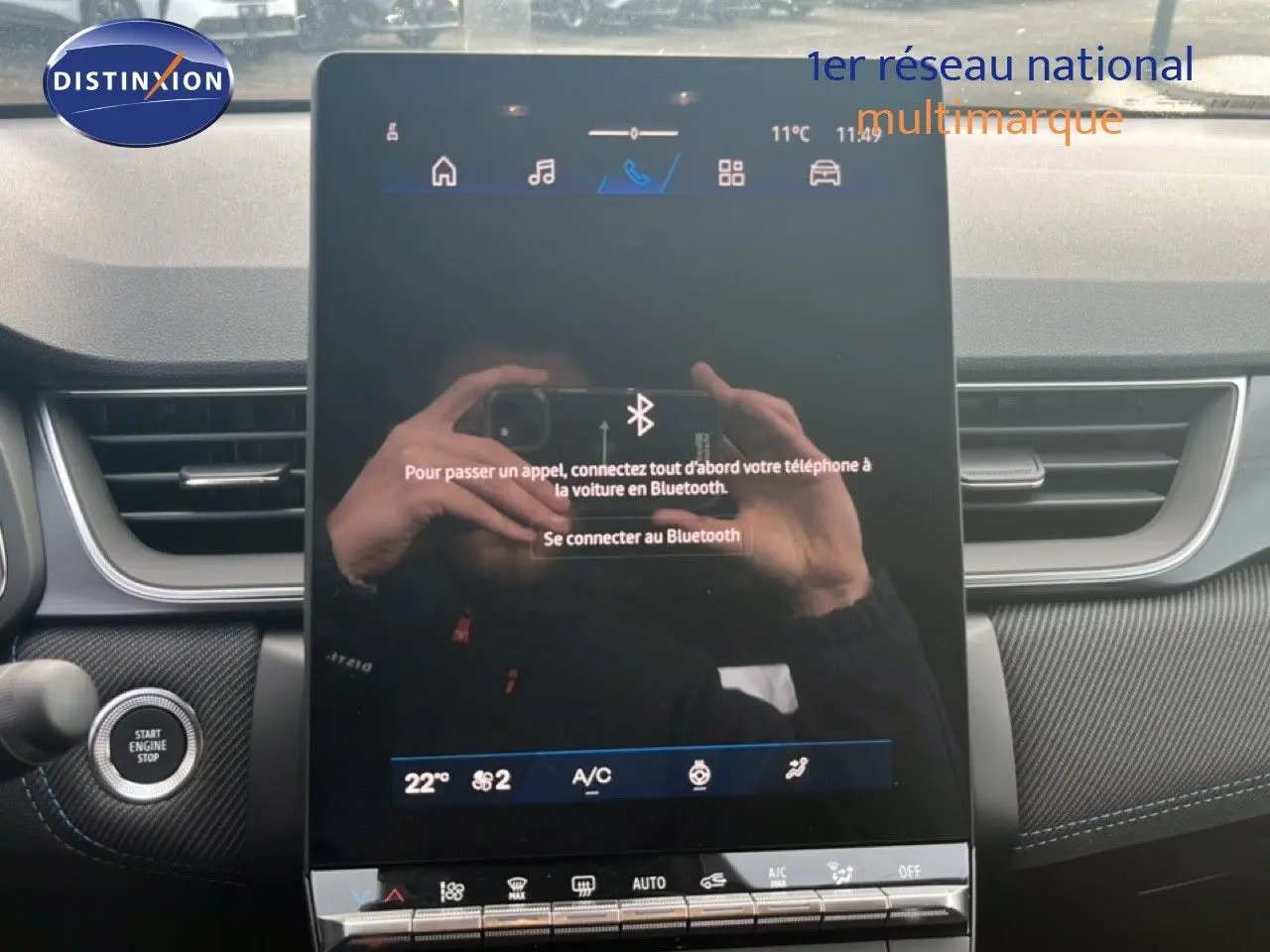 Vue rapprochée de l’écran tactile central du tableau de bord du Renault Symbioz blanc nacré 2025.