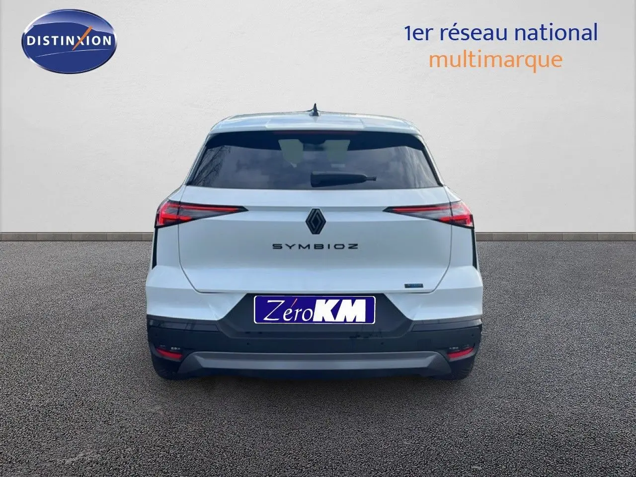 Vue arrière du Renault Symbioz blanc nacré métallisé, soulignant ses feux LED fins et son hayon moderne.