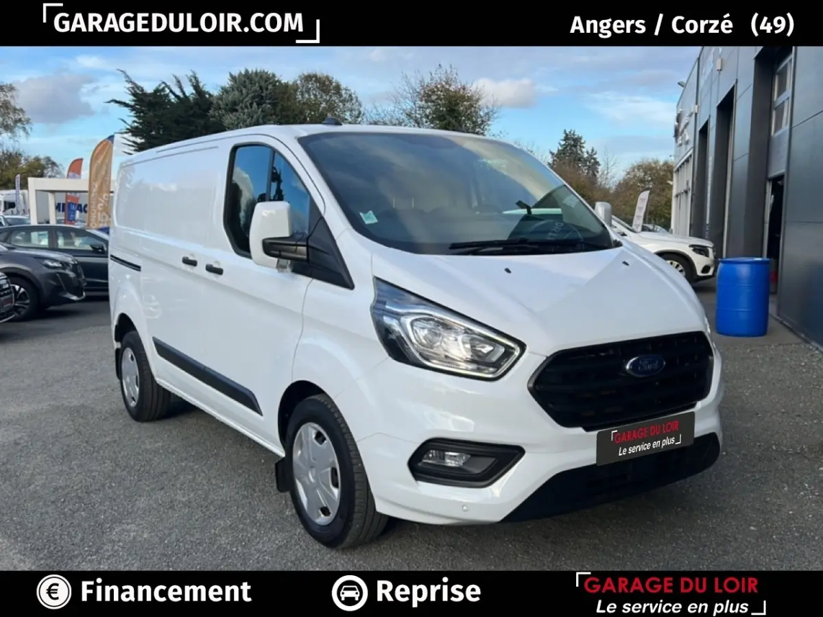 Ford Transit Custom Fourgon blanc vu en 3/4 avant droit, avec calandre noire et feux LED visibles.