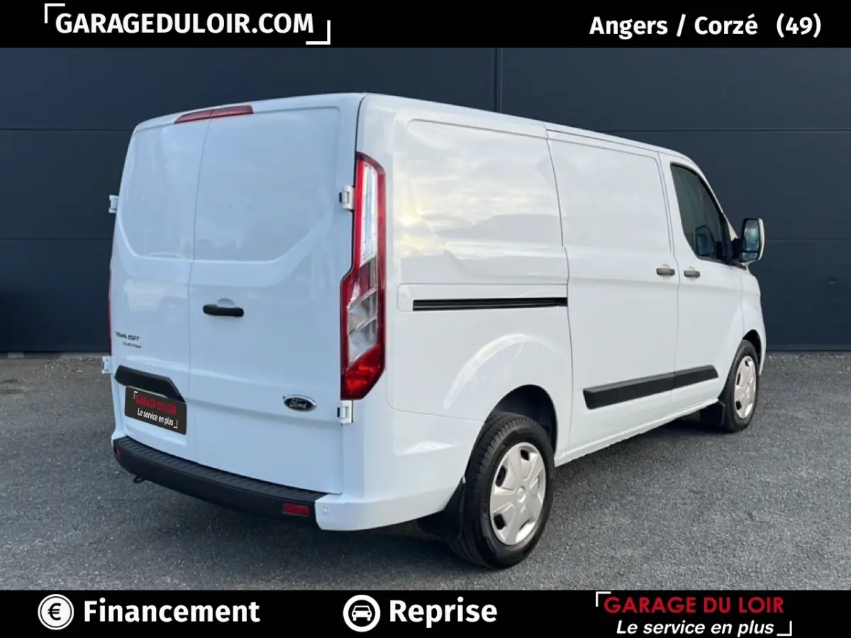 Vue 3/4 arrière droite d'un fourgon Ford Transit Custom blanc avec feux arrière verticaux et jantes acier.