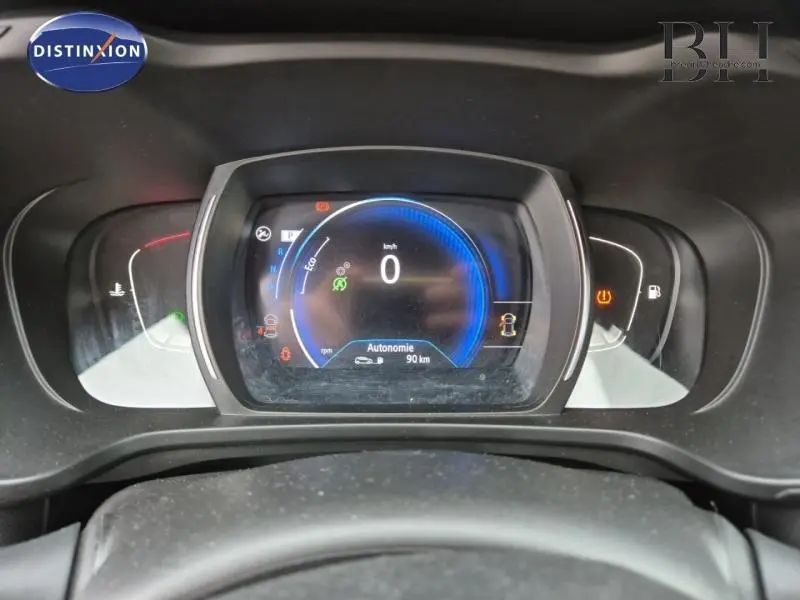 Vue rapprochée du tableau de bord numérique du Renault Kadjar 2022 affichant la vitesse à 0 km/h et l'autonomie à 90 km.