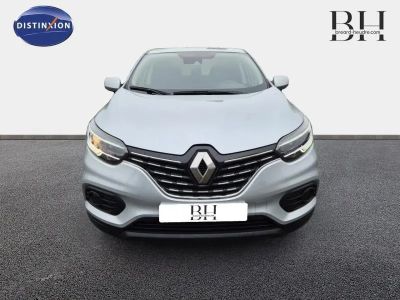 Vue avant d'un Renault Kadjar blanc glacier 2022 avec calandre noire et logo Renault central bien visible.