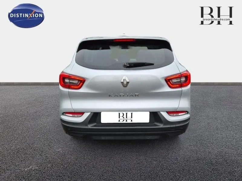 Vue arrière d'un Renault Kadjar blanc avec feux arrière LED et logo Renault bien visibles.