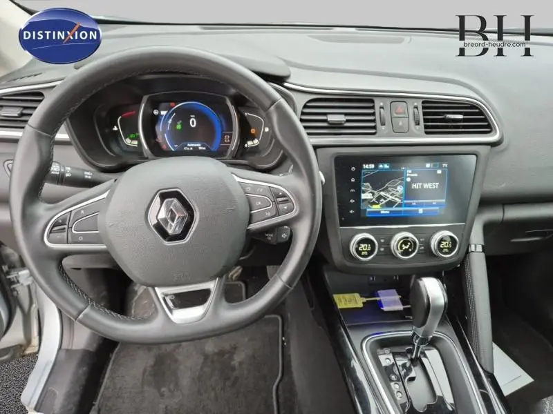Vue intérieure centrée sur le volant multifonction et la console centrale avec écran tactile du Renault Kadjar blanc.