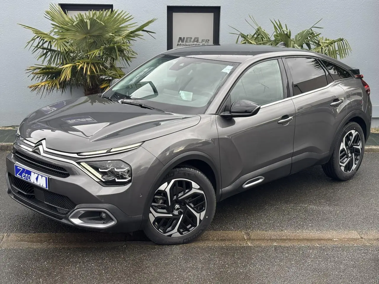 Citroën C4 Gris Platinium vue 3/4 avant droit, jantes alliage 18'' et vitres latérales surteintées.