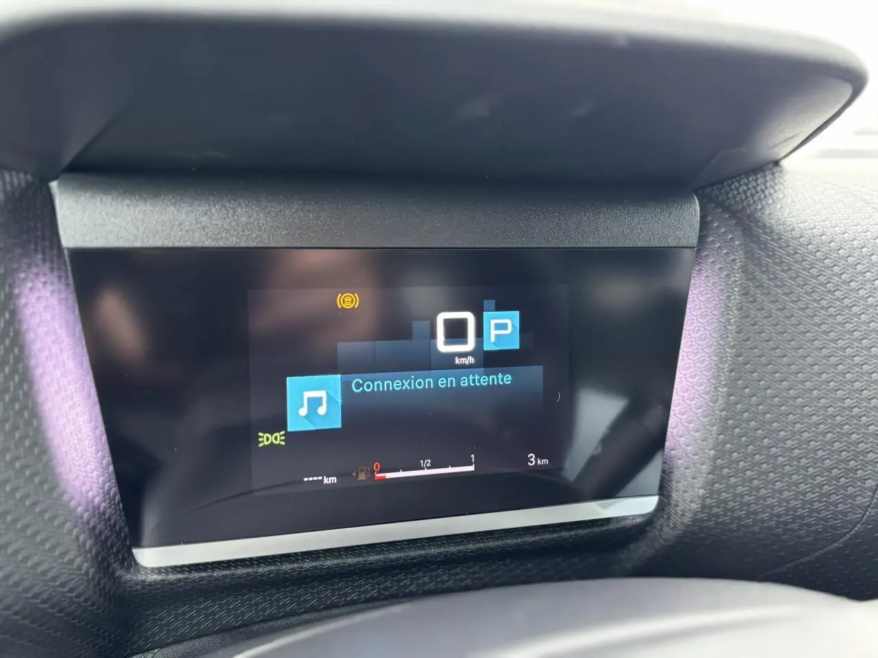 Affichage numérique couleur du combiné de bord de la Citroën C4 Gris Platinium, avec message "Connexion en attente".