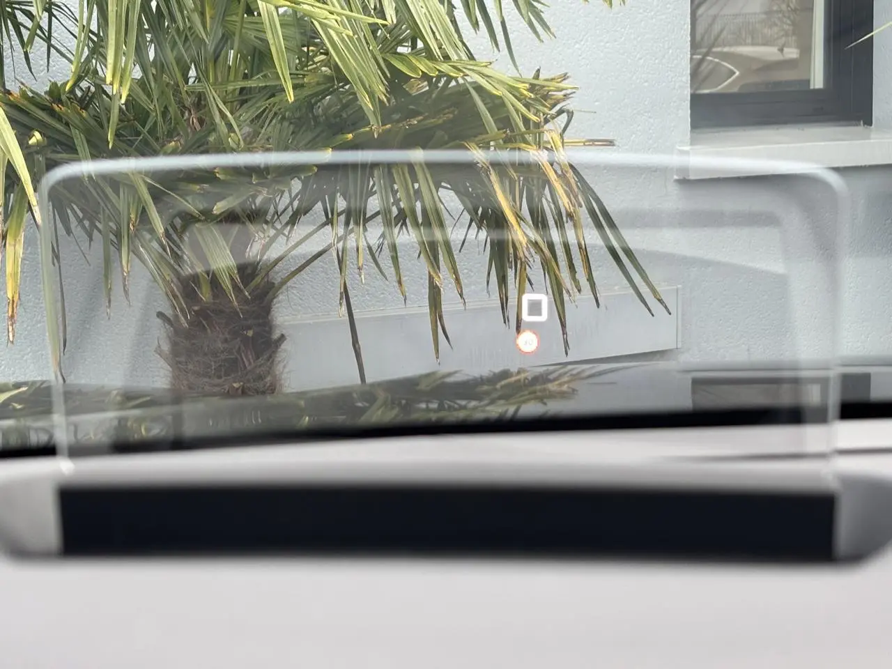 Affichage tête haute transparent de la Citroën C4 gris Platinium vu de l'intérieur côté conducteur.