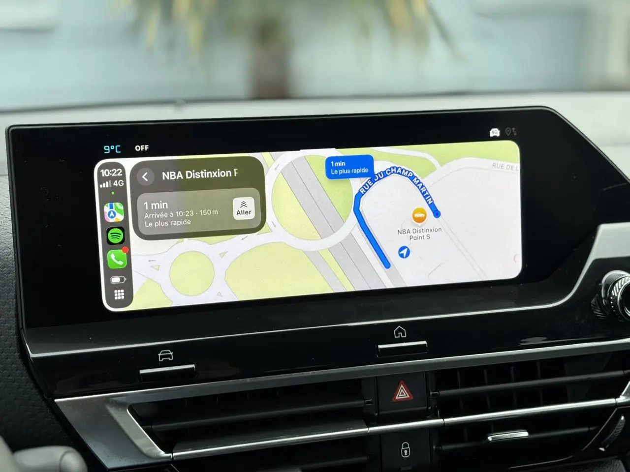 Écran tactile 10 pouces du GPS affichant un itinéraire dans l’habitacle d’une Citroën C4 Gris Platinium.