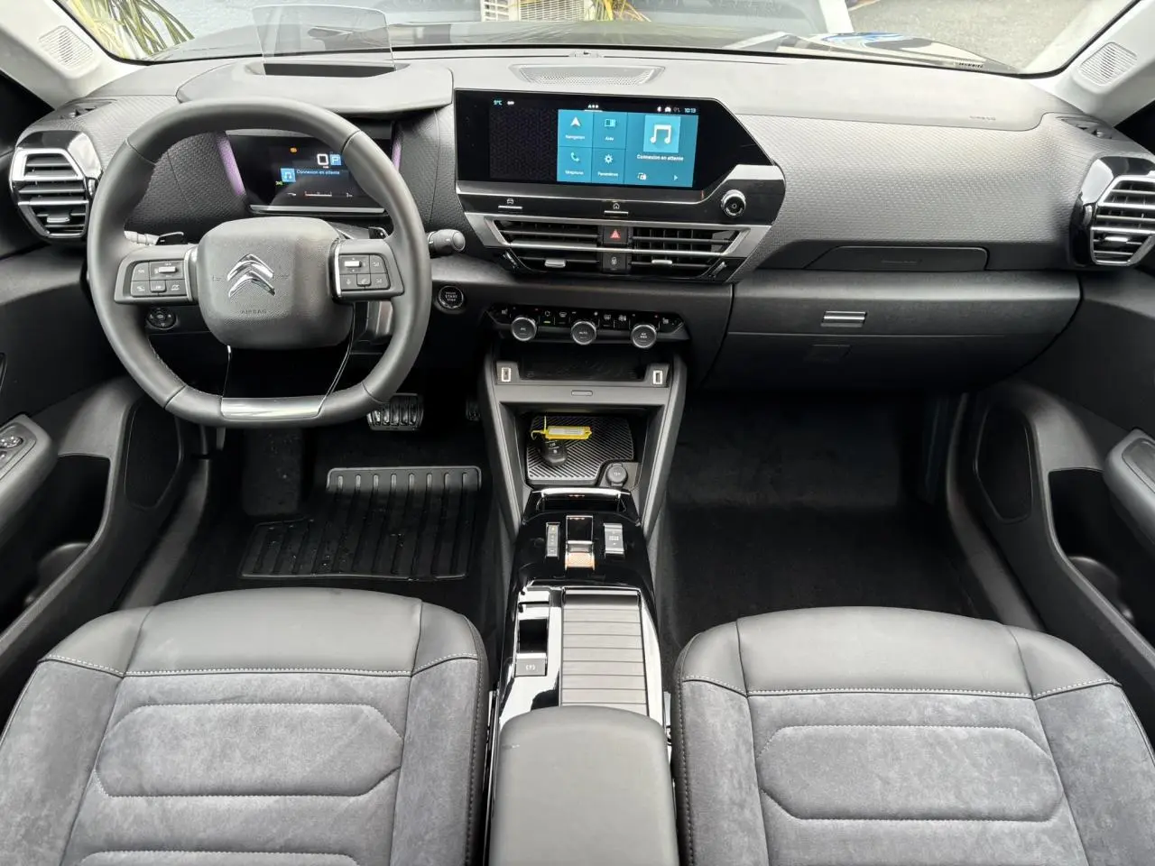 Vue intérieure avant de la Citroën C4 2024 gris Platinium, avec tableau de bord numérique et écran tactile central 10 pouces.