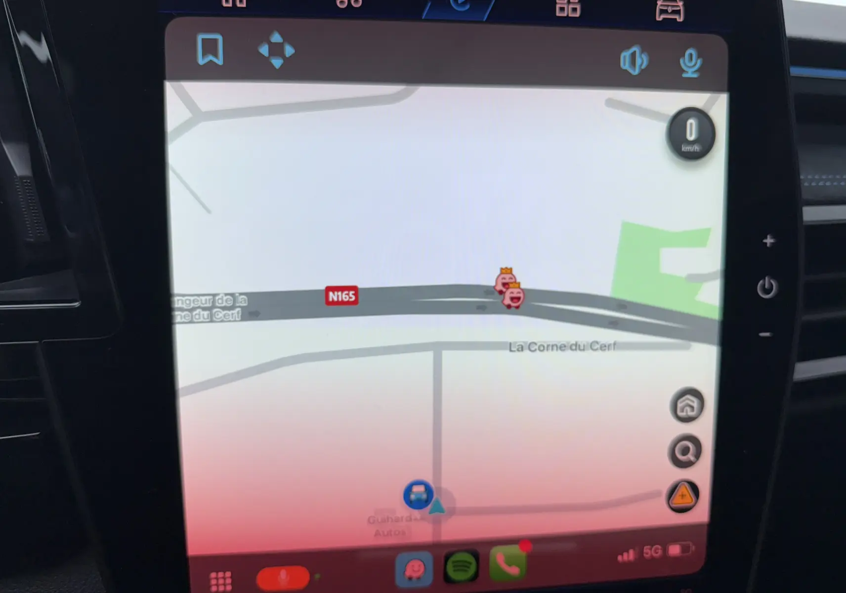 Écran tactile central du Renault Austral 2025 montrant la navigation GPS avec interface moderne et icônes colorées.