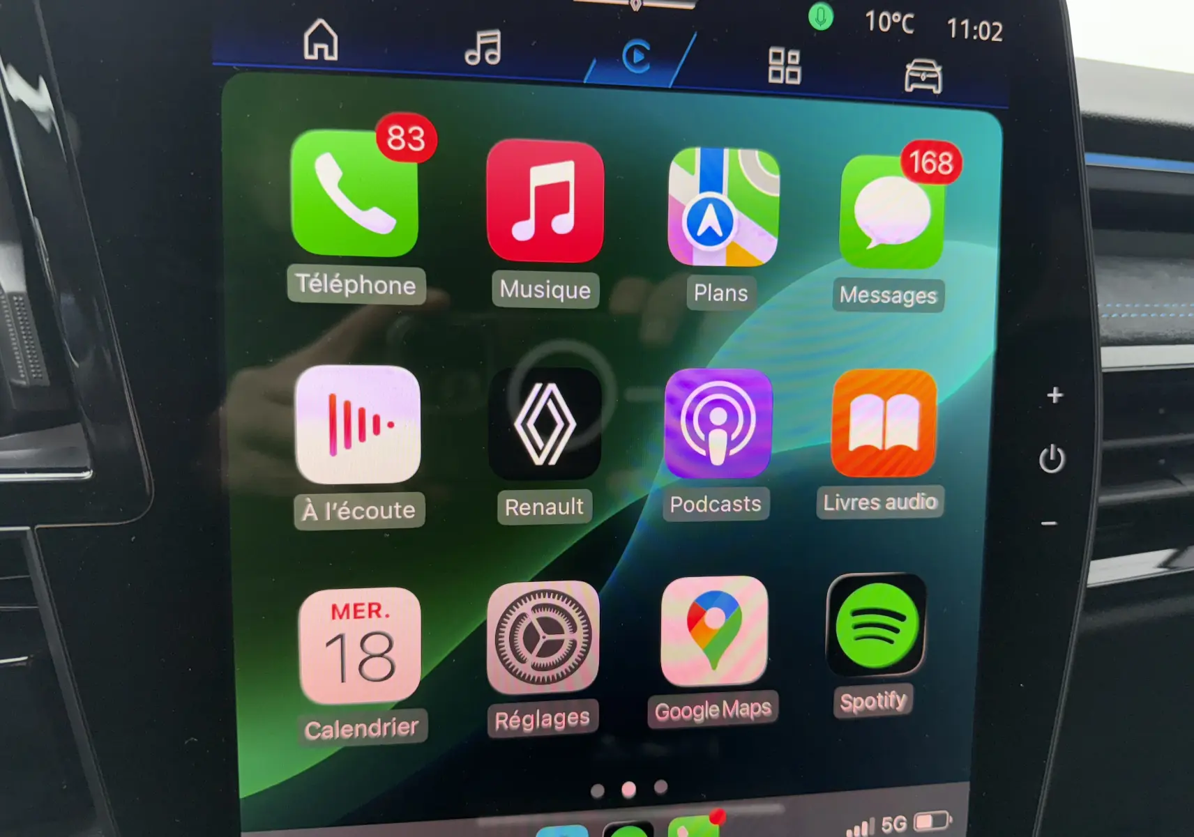 Écran tactile central du Renault Austral 2025 affichant les applications connectées, avec interface moderne et icônes colorées.