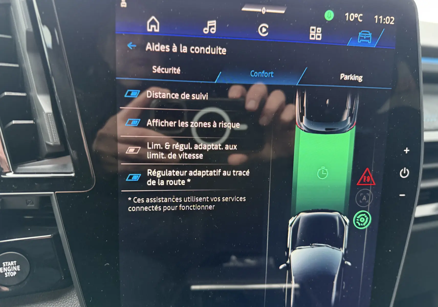 Écran tactile intérieur du Renault Austral 2025 montrant les aides à la conduite et la vue du véhicule en gris schiste.